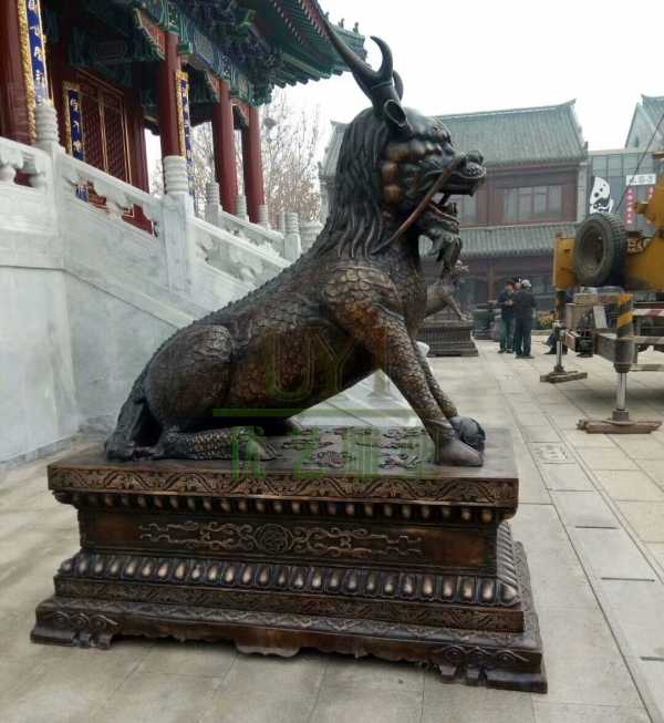 居宗教廟堂之高，擇黃銅麒麟雕塑守業(yè)