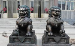 銅獅子雕塑應(yīng)該怎樣擺放？