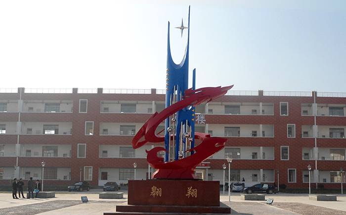 不銹鋼雕塑制作完成之后，需要對表面進行打磨噴漆，這樣才可以獲得想要的表面效果，不銹鋼雕塑打磨噴漆有一些注意事項，下面給大家介紹一下。